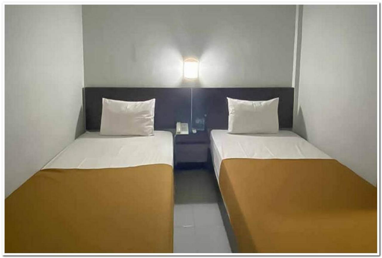 Losmen Family Syariah Bypass Juanda Mitra Reddoorz Surabaya Exterior photo