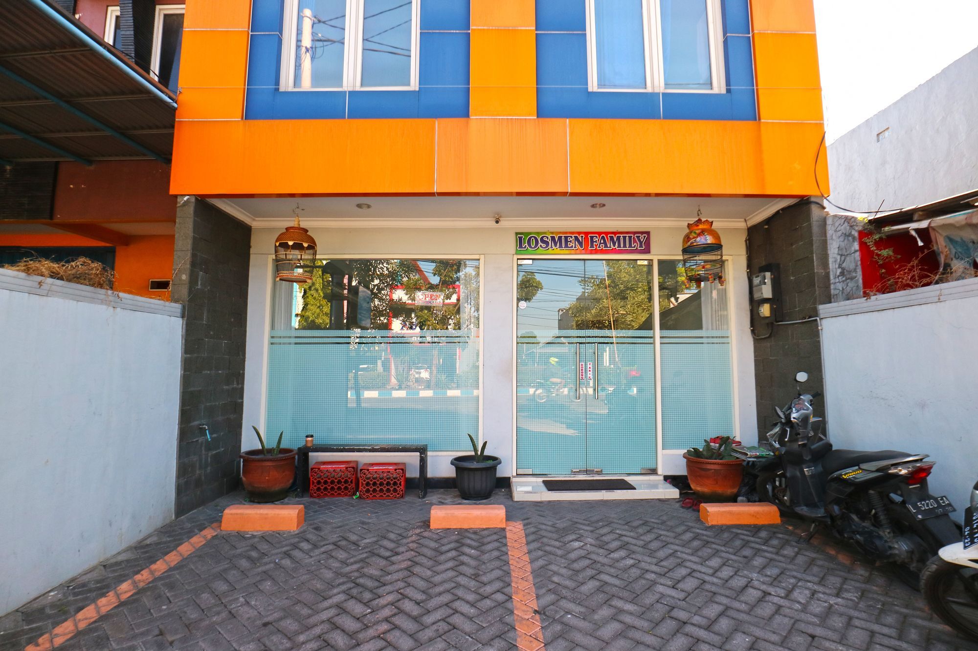 Losmen Family Syariah Bypass Juanda Mitra Reddoorz Surabaya Exterior photo